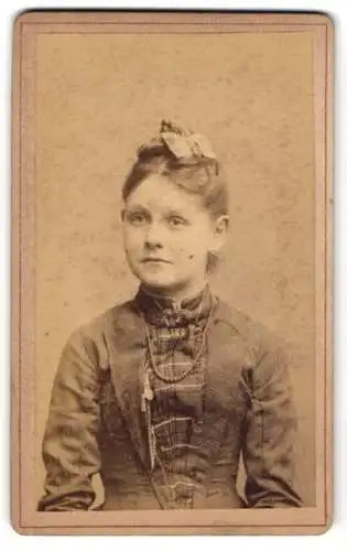 Fotografie A. Leisner, Breslau, Alte Taschenstr. 20, Junge Dame mit hochgestecktem Haar