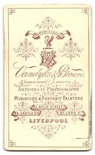 Fotografie Vandyk & Brown, Liverpool, 34, Castle St., 31, Bold Street, 87, Lord St., Bürgerliche Dame im Kleid