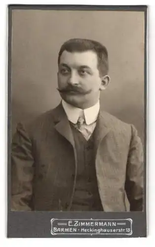 Fotografie E. Zimmermann, Barmen, Heckinghauserstr. 13, Elegant gekleideter Herr mit Schnauzbart