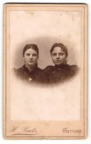Fotografie H. Lentz, Gettorf, Zwei junge Damen in Kleidern