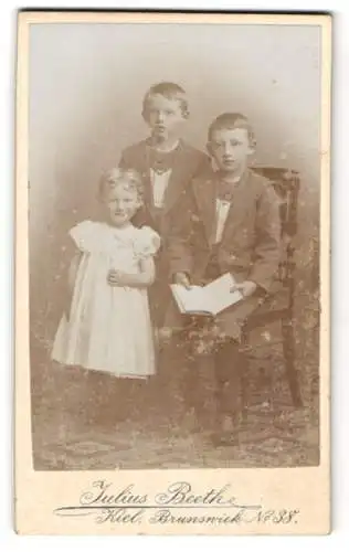 Fotografie Julius Beeth, Kiel, Brunswiek 38, Drei Kinder in zeitgenössischer Kleidung