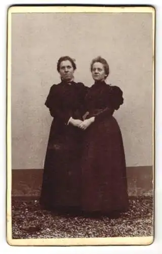 Fotografie unbekannter Fotograf und Ort, Zwei Damen in schwarzen Kleidern