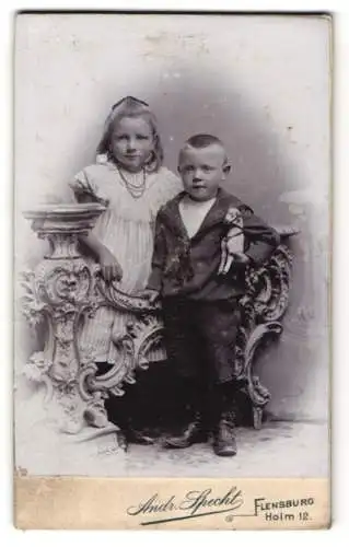 Fotografie Andr. Specht, Flensburg, Holm 12, Kinderpaar in zeitgenössischer Kleidung