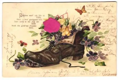Stoff-Präge-AK Ein alter Schuh mit Blumen darin, eine Blüte aus Stoff