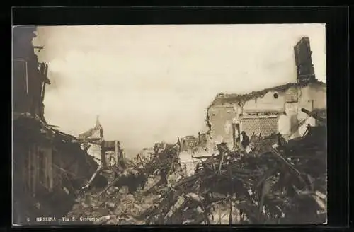 AK Messina, Via S. Giacomo, Strassenpartie mit zerstörten Häusern nach Erdbeben