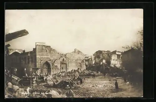 AK Messina, Piazza del Duomo, Strassenpartie mit zerstörten Häusern nach Erdbeben