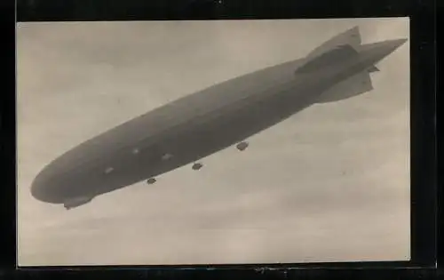 AK Zeppelin-Luftschiff in voller Fahrt