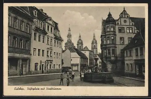 AK Eisleben, Stiftsplatz mit den Stadttürmen und Brunnen