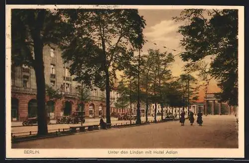 AK Berlin, Unter den Linden mit Hotel Adlon