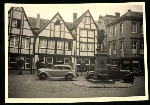 Fotografie unbekannter Fotograf, Ansicht Münster i. W., Auto Opel vor Gaststätte & Drogerie