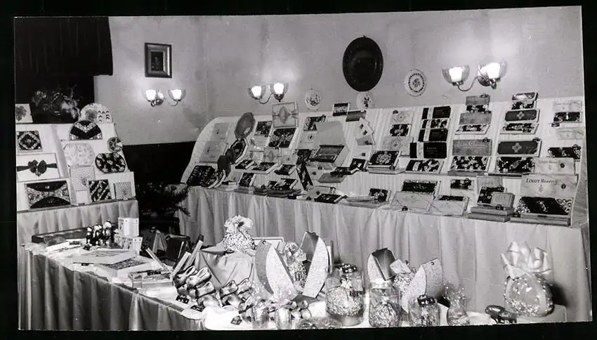 24 Fotografien unbekannter Fotograf, Ansicht Kilchberg, Musterschau, Messestand Schokoladenfabrik Lindt & Sprüngli AG 1