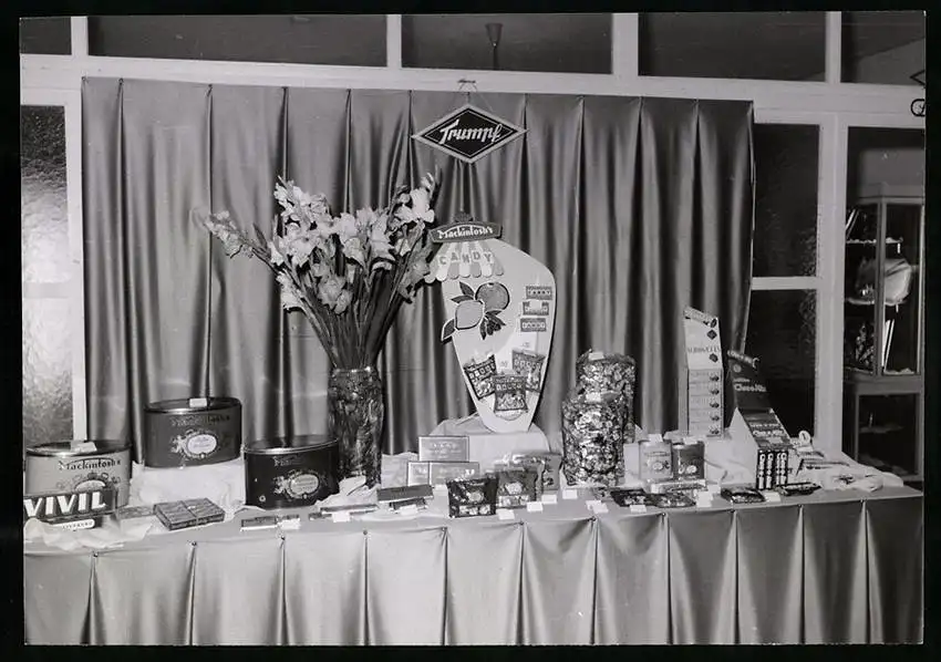 24 Fotografien unbekannter Fotograf, Ansicht Kilchberg, Musterschau, Messestand Schokoladenfabrik Lindt & Sprüngli AG 11