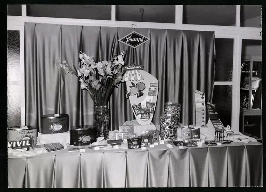 24 Fotografien unbekannter Fotograf, Ansicht Kilchberg, Musterschau, Messestand Schokoladenfabrik Lindt & Sprüngli AG 12