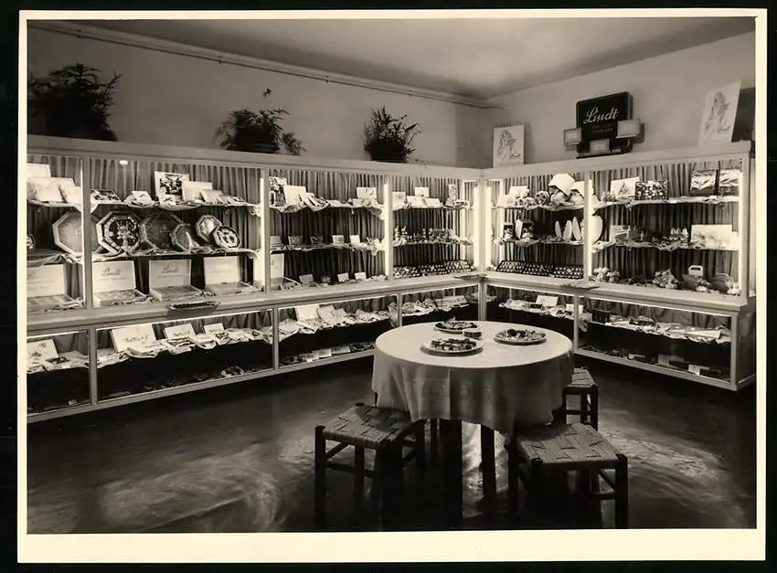 24 Fotografien unbekannter Fotograf, Ansicht Kilchberg, Musterschau, Messestand Schokoladenfabrik Lindt & Sprüngli AG 20