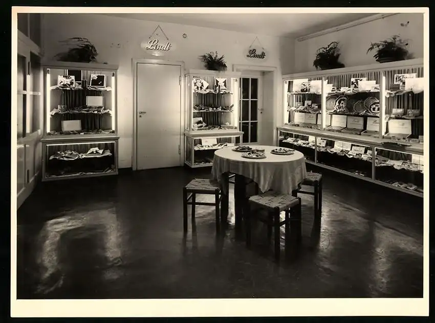 24 Fotografien unbekannter Fotograf, Ansicht Kilchberg, Musterschau, Messestand Schokoladenfabrik Lindt & Sprüngli AG 21