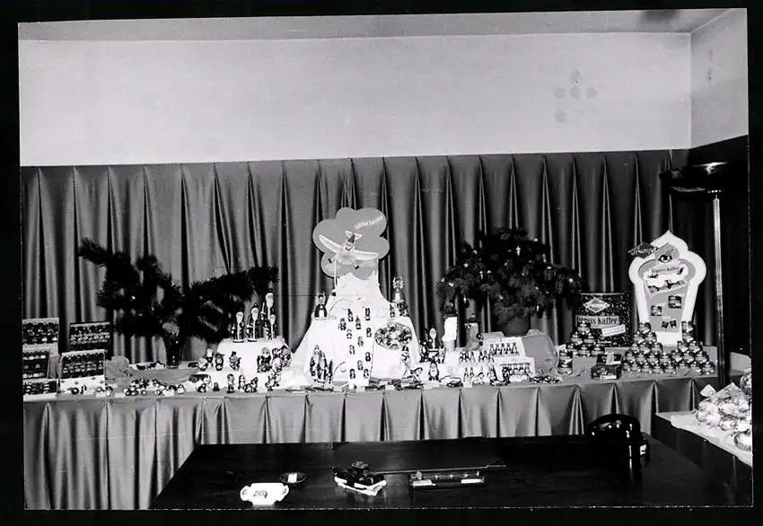 24 Fotografien unbekannter Fotograf, Ansicht Kilchberg, Musterschau, Messestand Schokoladenfabrik Lindt & Sprüngli AG 4