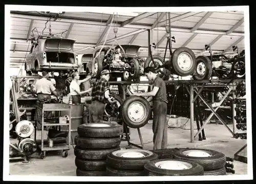 5 Fotografien unbekannter Fotograf, Ansicht Heilbronn, NSU Auto-Fabrikation, Blick in die Produktion mit Motoren-Lager