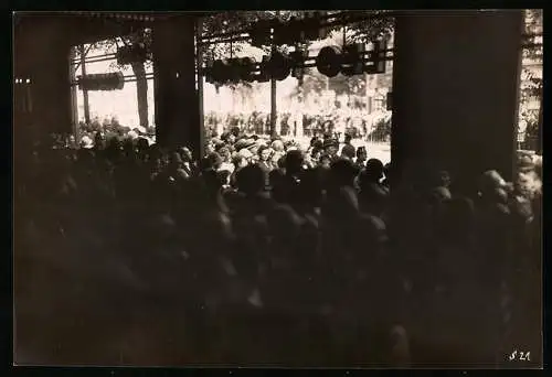 5 Fotografien unbekannter Fotograf, Ansicht Lübeck, Parade zum Besuch von Kaiser Wilhelm II., Schaulustige