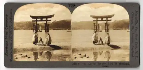 Stereo-Fotografie Keystone View Co., Meadville, Ansicht Miyajima, the Lovely Sea-girt Torii of Miyajima, Tracht