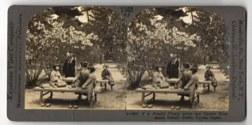 Stereo-Fotografie Keystone View Co., Meadville, Ansicht Kyoto, Family Picnic under Cherry Blossoms, Omuro Gosho Temple