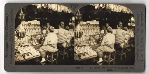 Stereo-Fotografie Keystone View Co., Meadville, all Sorts and Size, a Japanese Shoe Shop, Geta Shop, Tracht