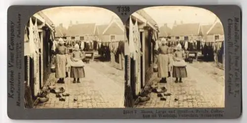 Stereo-Fotografie Keystone View Co., Meadville, Ansicht Vollendam, Shoes, Large and Small on Washday, Costume, Tracht