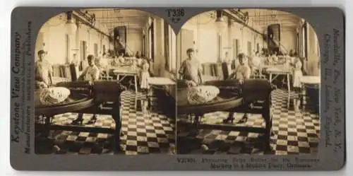 Stereo-Fotografie Keystone View Co., Meadville, preparing prize Butter for European Markets in the biggest Dairy Denmark