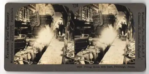 Stereo-Fotografie Keystone View Co., Meadville, Ansicht Pittsburgh / PA., Filling Molds with Steel, Stahlwerk