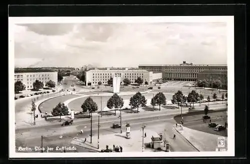 AK Berlin-Tempelhof, Platz der Luftbrücke mit dem Flughafengebäude, Hungerharke