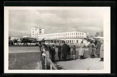 AK Frankfurt a. M., Flughafen Rhein-Main, Empfangsgebäude und Publikum