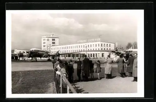 AK Frankfurt a. M., Flughafen Rhein-Main, Empfangsgebäude und Publikum