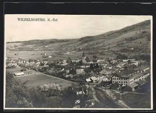 AK Wilhelmsburg, Blick von einer Anhöhe auf den Ort