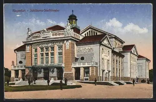 AK Klagenfurt, Besucher vor dem Jubiläums-Stadttheater