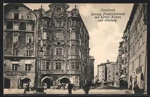 AK Innsbruck, Herzog Friedrichstrasse mit Kurzwarengeschäft V. Fürrutter, katholischem Kasino und Ottoburg