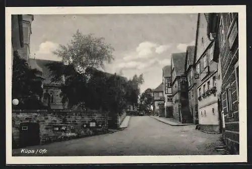 AK Küps /Ofr., Strassenpartie mit Mauer an der Kirche