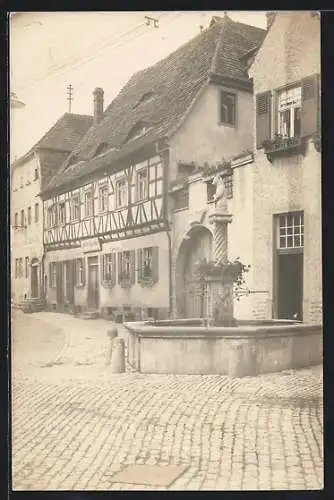 Foto-AK Mainbernheim, Brunnen am Gasthaus Michael Barthel