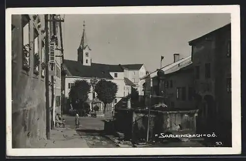 AK Sarleinsbach /O.-Ö., Strassenpartie mit Brunnen