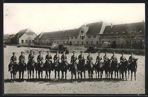 Foto-AK Mettingen /Württb., Kavalleristen in Uniform an der Kaserne