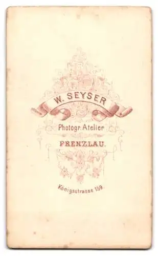 Fotografie W. Seyser, Prenzlau, Königsstr. 159, Junge Dame im modischen Kleid