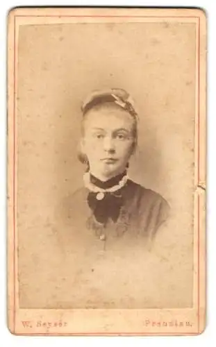 Fotografie W. Seyser, Prenzlau, Königsstr. 159, Junge Dame mit Hochsteckfrisur