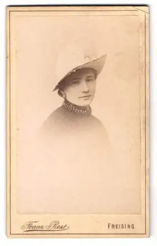 Fotografie Franz Ress, Freising, Junge Dame mit Hut und Halskette