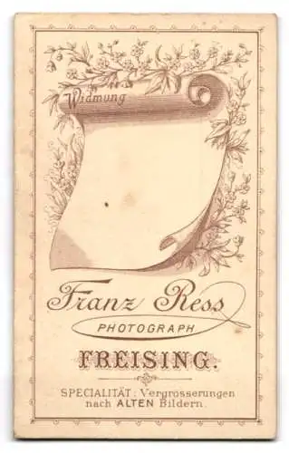 Fotografie Franz Ress, Freising, Junge Dame mit Hut und Halskette