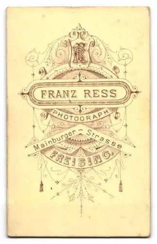 Fotografie Franz Ress, Freising, Mainburger-Strasse, Junge Dame im modischer Kleidung