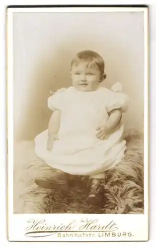 Fotografie Heinrich Hardt, Limburg a. d. Lahn, Bahnhofstrasse, Süsses Kleinkind im weissen Kleid