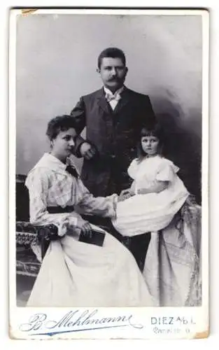 Fotografie B. Mehlmann, Diez a. d. Lahn, Canalstr. 6, Bürgerliches Paar mit einem Mädchen