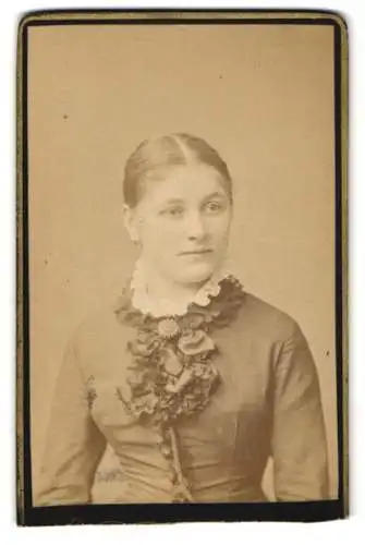 Fotografie Emil Rabending, Frankfurt a. M., Bleichstr. 28, Junge Dame im Kleid mit Kragenbrosche