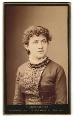 Fotografie Emil Rheinstaedter, Frankfurt a. M., Hochstr. 32, Junge Dame im Kleid mit Halskette