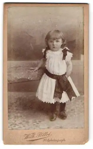 Fotografie Wilh. Pöllot, Darmstadt, Hügelstr. 59, Kleines Mädchen im weissen Kleid