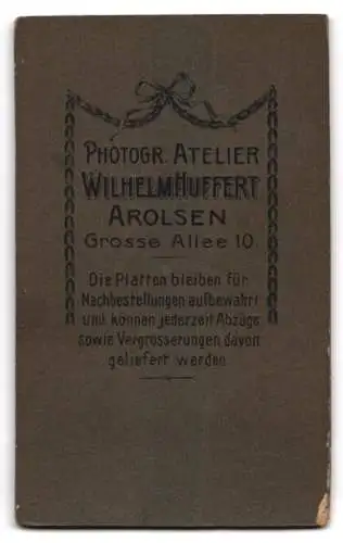 Fotografie Wilhelm Huffert, Arolsen, Grosse Allee 10, Süsses Kleinkind im weissen Kleid