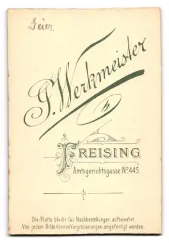Fotografie J. Werkmeister, Freising, Amtsgerichtsgasse 445, Älterer Herr in Jacke mit Fliege